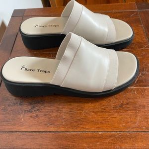 Cream/Tan  Bare Traps Sandal, EUC